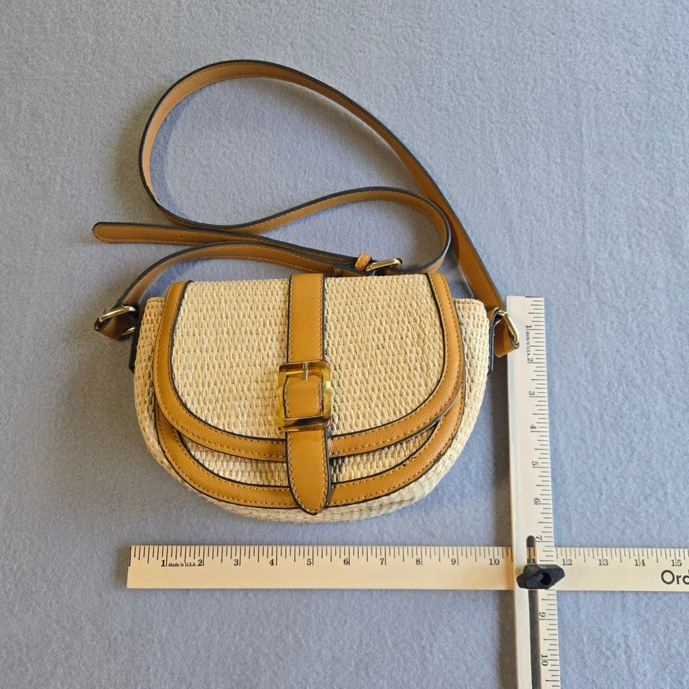 Izzy & Ali Crossbody Bag Womens Small Tan Woven Straw Faux Leather Saddle Purse